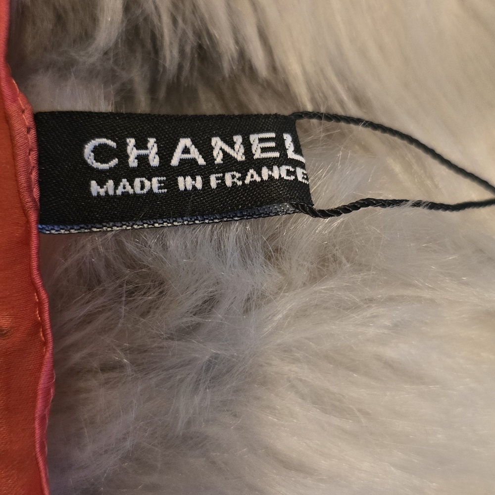 CHANEL Black and Red Scarf - Picture 14 of 17